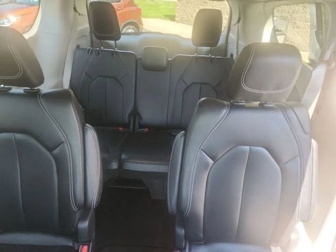 Used 2023 Chrysler Pacifica Touring-L FWD image 5