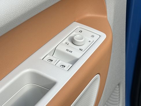 Used 2025 Volkswagen ID. Buzz 1st Edition image 32