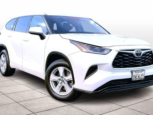 Used 2021 Toyota Highlander L image 2