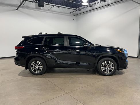 Used 2023 Toyota Highlander XLE image 2