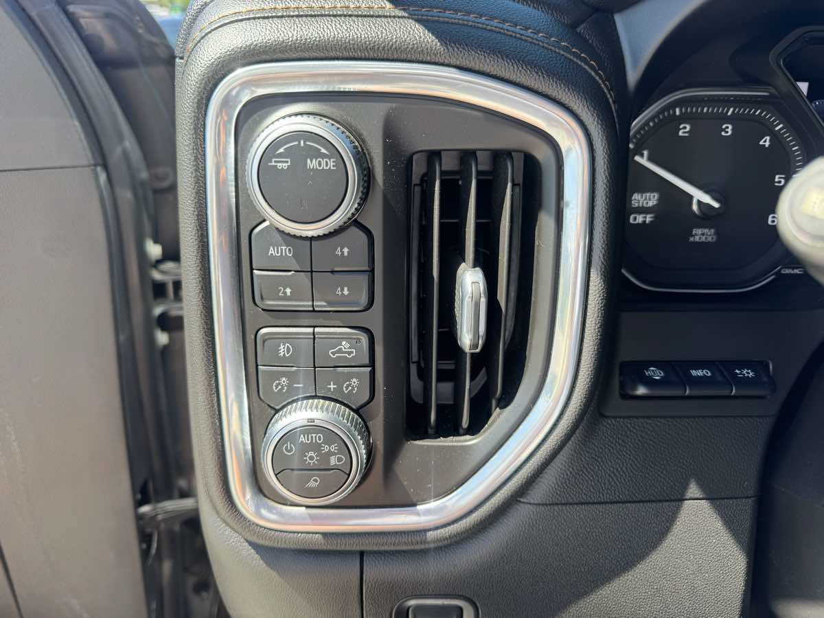 Used 2021 GMC Sierra 1500 AT4 w/ AT4 Premium Package AWD/4WD image 17