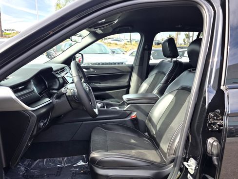 New 2025 Jeep Grand Cherokee Altitude image 12