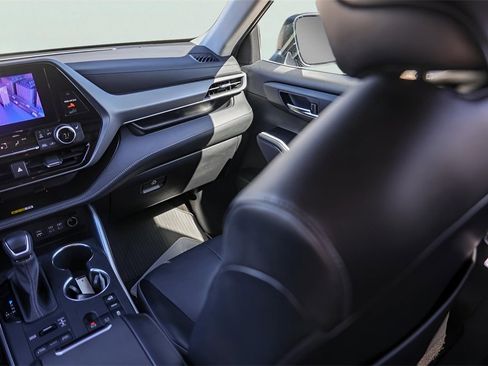 Used 2023 Toyota Highlander XLE image 31