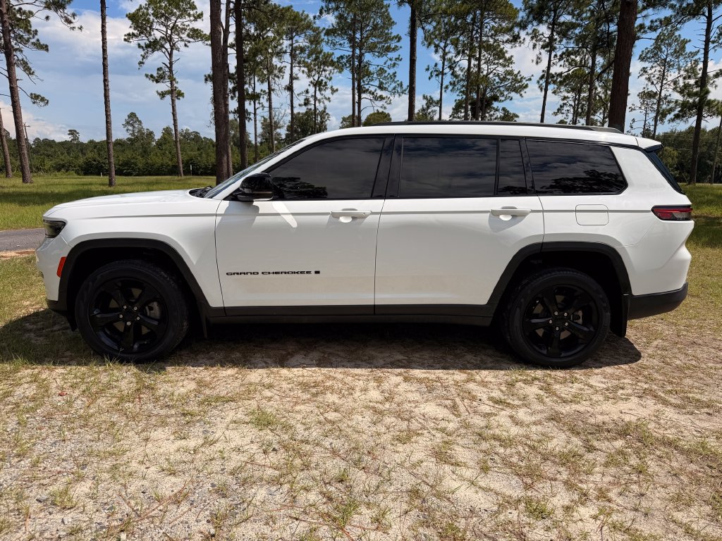 Used 2023 Jeep Grand Cherokee L Limited w/ Black Appearance Package RWD image 2