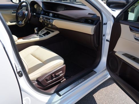 Used 2016 Lexus ES 350 w/ Luxury Package w/Wood Trim FWD image 11