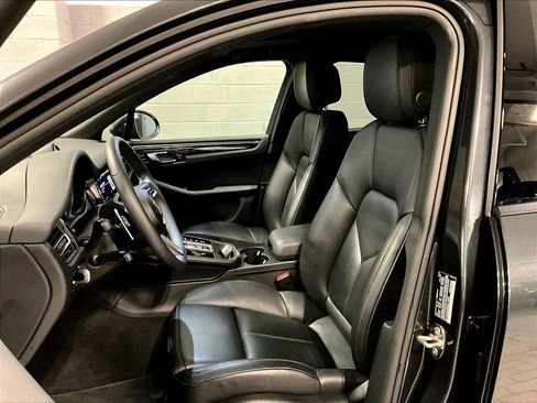 Certified 2025 Porsche Macan AWD/4WD image 5