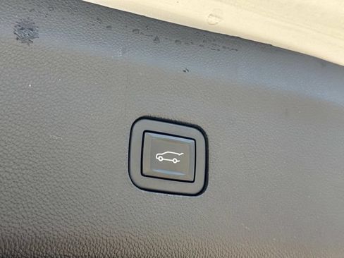 Used 2019 Buick Enclave Premium AWD/4WD image 15