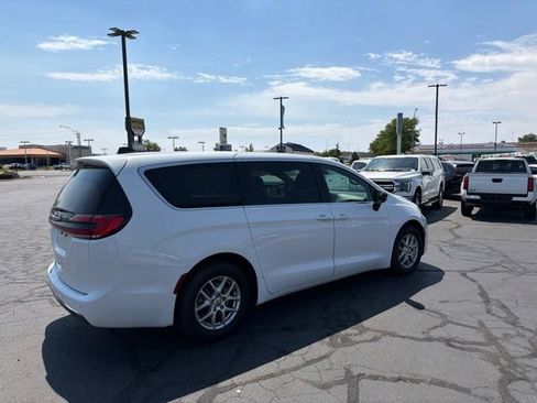 Used 2025 Chrysler Pacifica Select FWD image 6