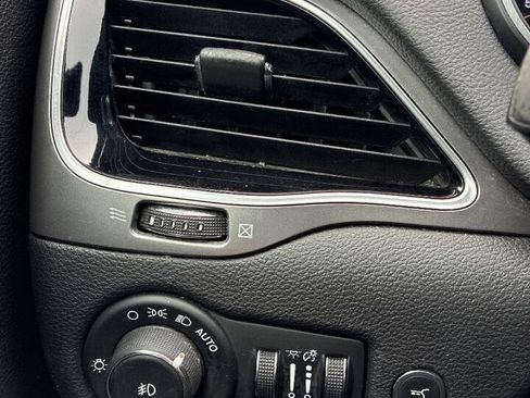 Used 2019 Jeep Cherokee Limited w/ Luxury Group FWD image 19