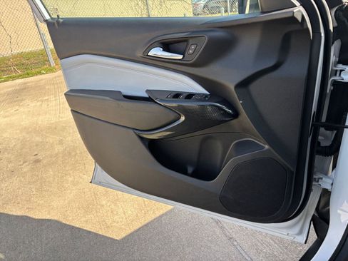 Used 2025 Chevrolet Trax LT w/ LT Convenience Package image 18