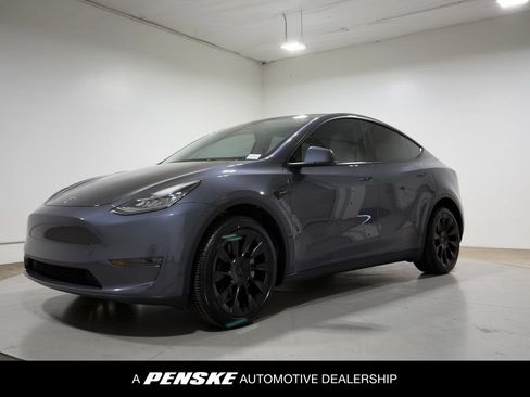 Used 2023 Tesla Model Y Long Range AWD/4WD image 1