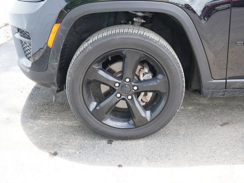 Used 2023 Jeep Grand Cherokee Altitude AWD/4WD image 6