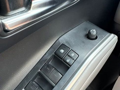 Used 2022 Toyota Highlander XLE FWD image 19