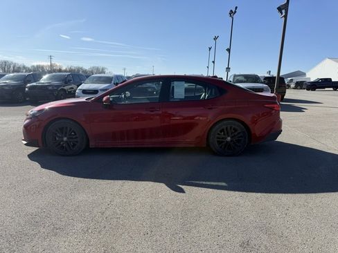 Used 2025 Toyota Camry SE w/ Convenience Package image 9