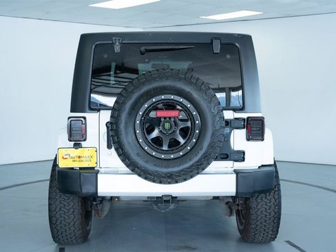 Used 2015 Jeep Wrangler Unlimited Sahara w/ Connectivity Group AWD/4WD image 7