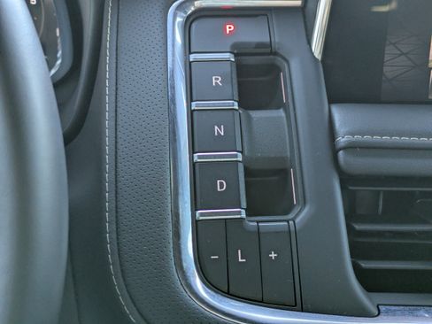 Used 2023 GMC Yukon SLT image 28