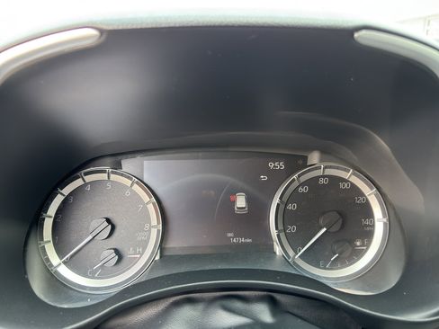 Used 2024 Toyota Highlander XLE AWD/4WD image 5
