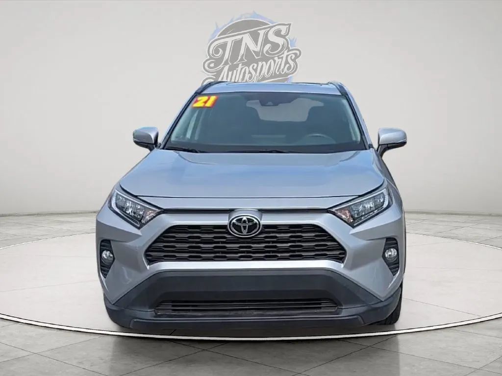 Used 2021 Toyota RAV4 XLE w/ Convenience Package FWD image 2