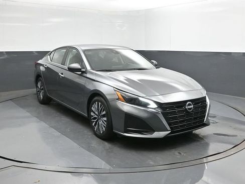 Used 2025 Nissan Altima 2.5 SV image 17