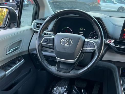 Used 2021 Toyota Sienna XLE image 17