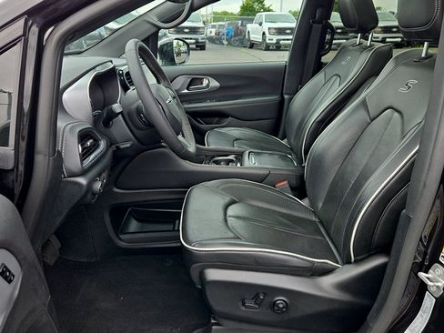 Used 2025 Chrysler Pacifica Limited FWD image 10