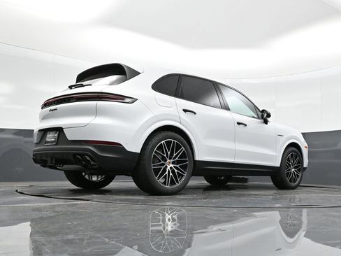 Used 2025 Porsche Cayenne E-Hybrid AWD/4WD image 37