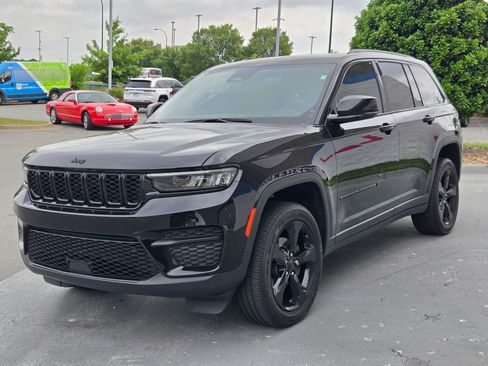 Used 2024 Jeep Grand Cherokee Altitude AWD/4WD image 3