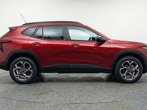 Used 2025 Chevrolet Trax LT FWD image 11