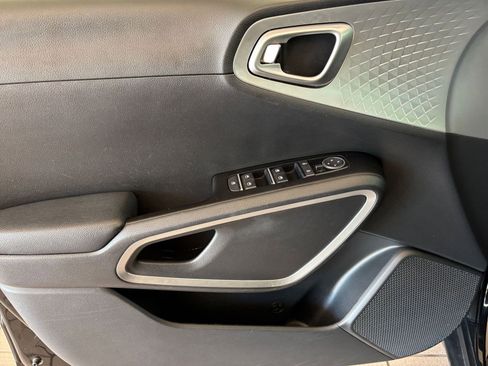 Used 2025 Kia Soul LX w/ LX Technology Package FWD image 18