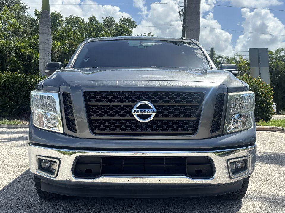 Used 2019 Nissan Titan SV RWD image 3