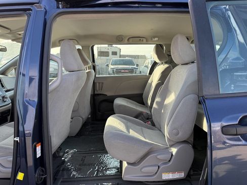 Used 2018 Toyota Sienna L w/ Carpet Mat Package image 17