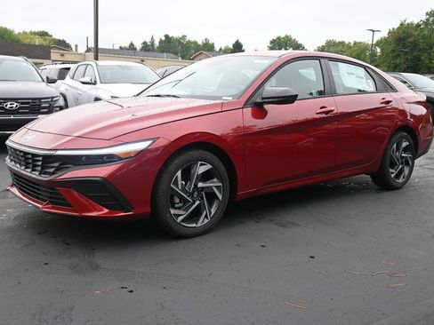 Certified 2025 Hyundai Elantra Sport image 2