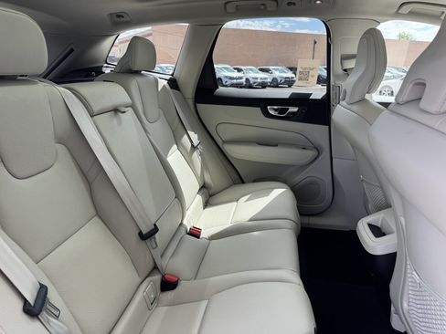 Used 2022 Volvo XC60 B5 Momentum FWD image 32