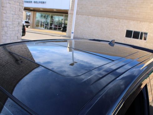 Used 2024 Nissan Titan PRO-4X w/ Pro-4x Convenience Package image 4