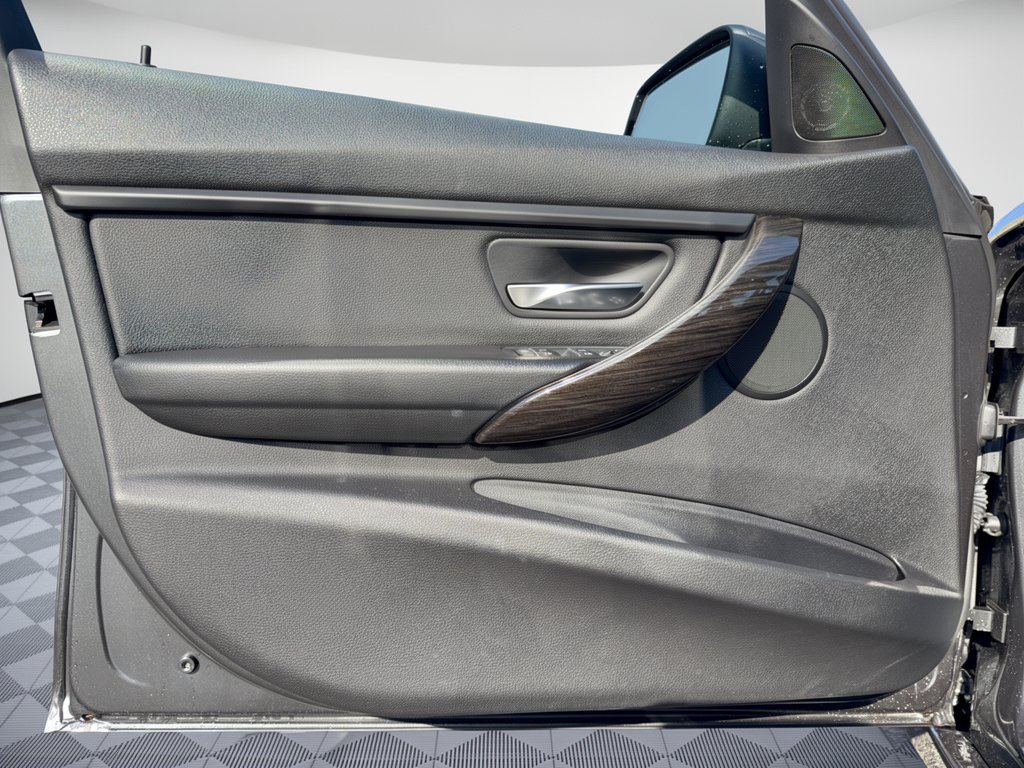 Used 2017 BMW 320i xDrive Sedan AWD/4WD image 14