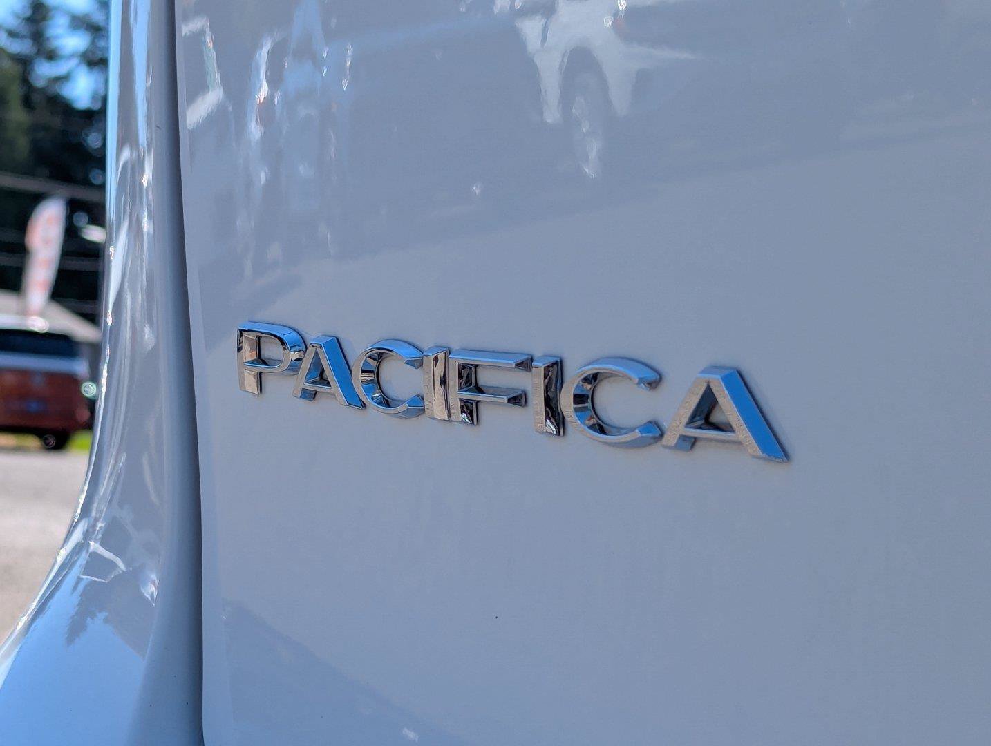 Used 2023 Chrysler Pacifica Touring-L FWD image 36