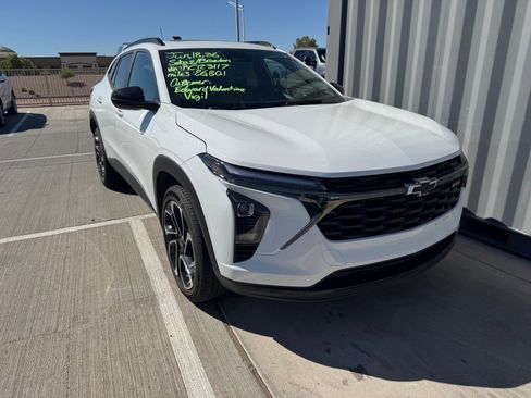 Used 2024 Chevrolet Trax RS w/ Sunroof Package FWD image 5