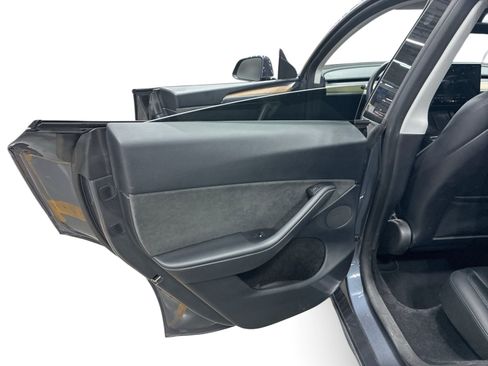 Certified 2023 Tesla Model Y AWD image 10