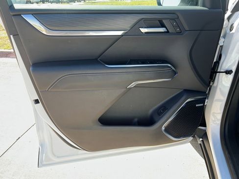 Used 2025 GMC Acadia Elevation image 13