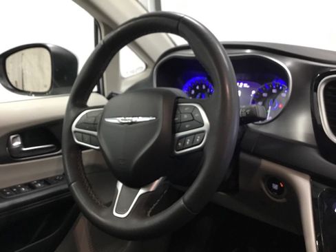 Used 2023 Chrysler Pacifica Touring-L image 36