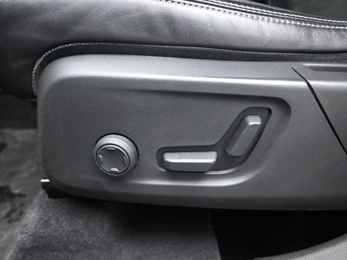 Used 2019 Volvo XC40 T5 R-Design image 10