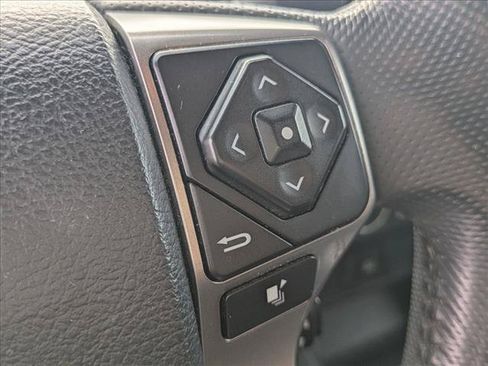 Used 2018 Toyota Tacoma SR5 AWD/4WD image 12