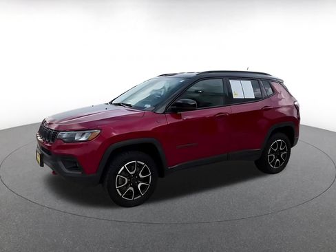 Used 2025 Jeep Compass Trailhawk AWD/4WD image 4