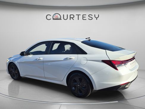 Used 2021 Hyundai Elantra SEL w/ Convenience Package FWD image 3
