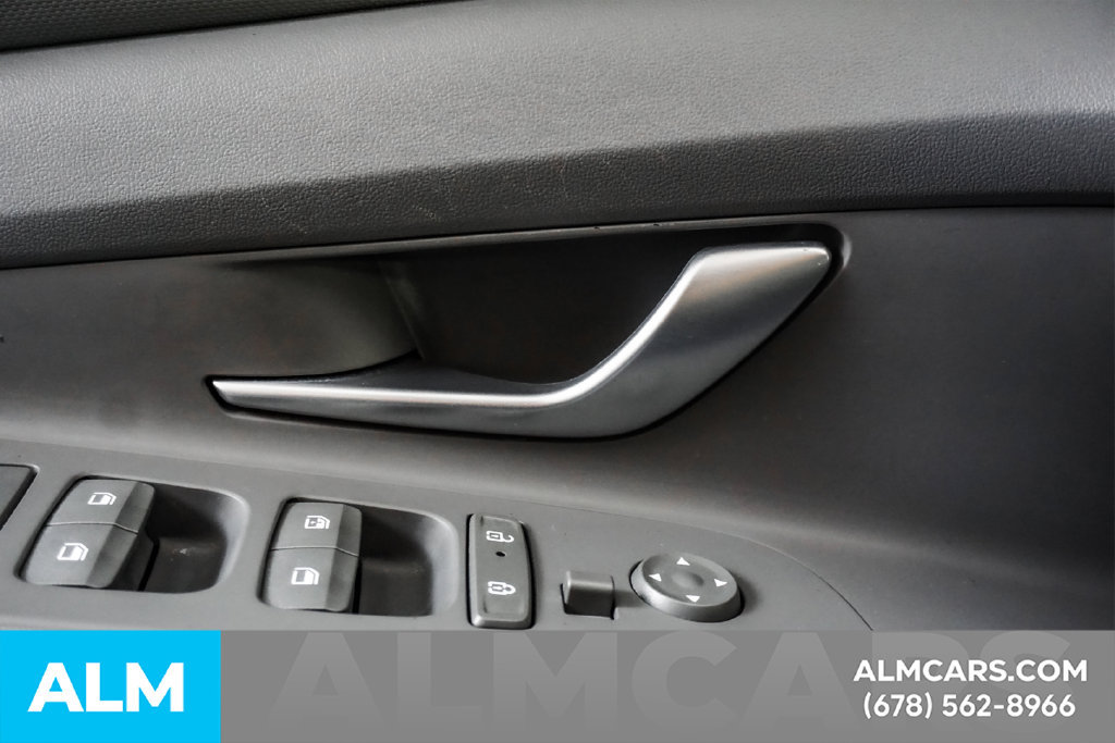 Used 2025 Hyundai Elantra SEL FWD image 43