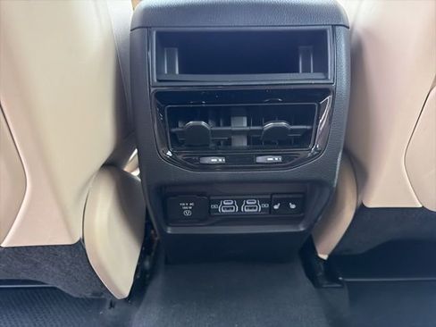 Used 2024 Jeep Grand Cherokee Limited image 14