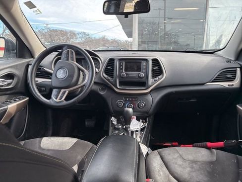 Used 2017 Jeep Cherokee Sport image 5