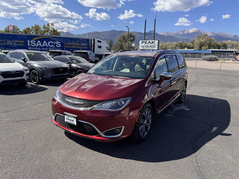 Used 2018 Chrysler Pacifica Limited w/ Advanced Safetytec Group FWD image 3