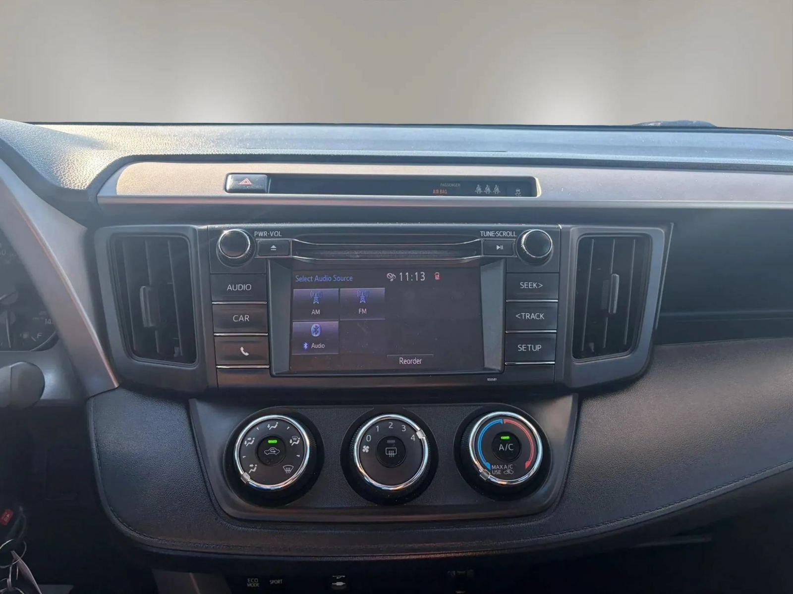 Used 2018 Toyota RAV4 LE FWD image 13
