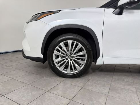 Used 2023 Toyota Highlander Platinum FWD image 11